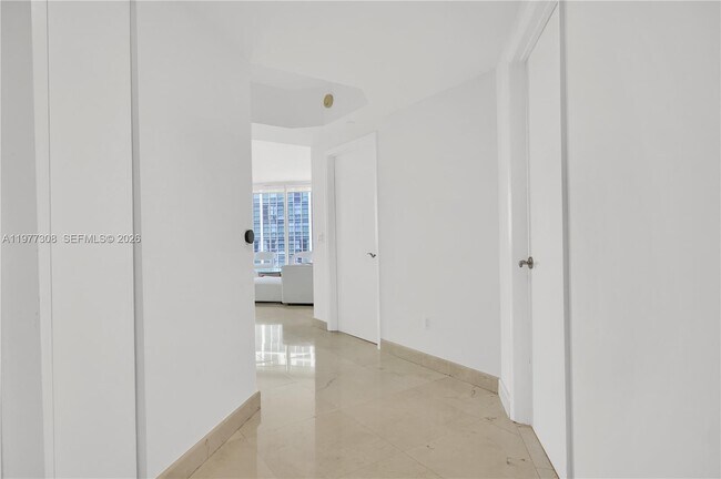 Foto del edificio - 4779 Collins Ave
