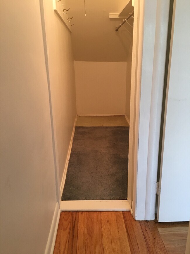 Vestidor en el dormitorio n.° 2 - 26 Beechwood Ave