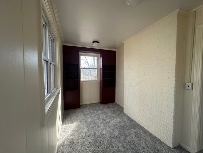 Foto del edificio - House in Bedford with Lot of Outdoor Space.