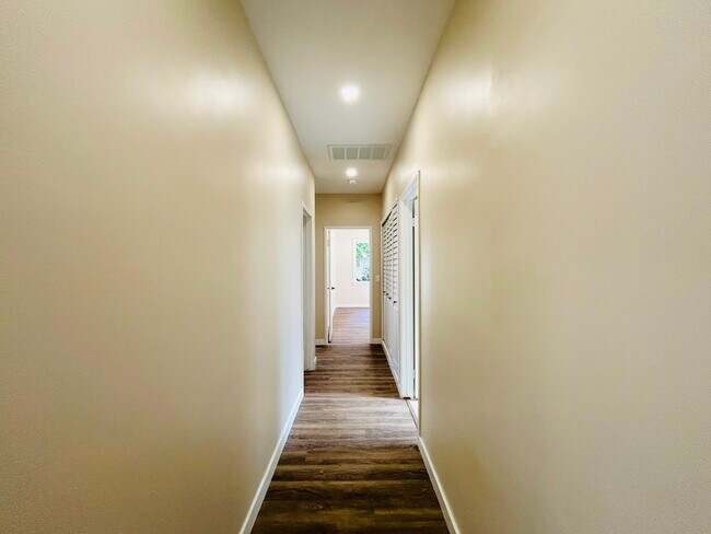 Foto del edificio - 6329 Warner Dr