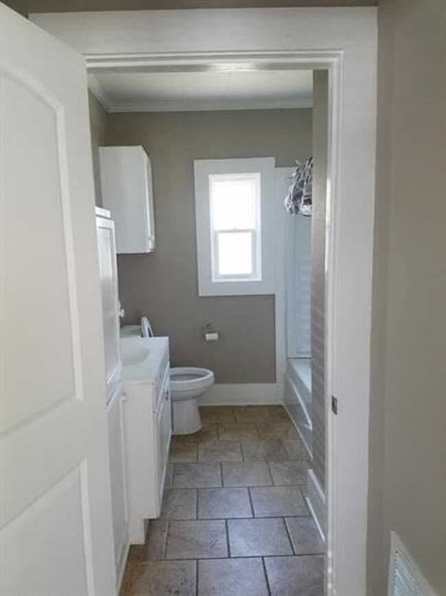 Building Photo - 3-Bedroom, 1-bathroom home!
