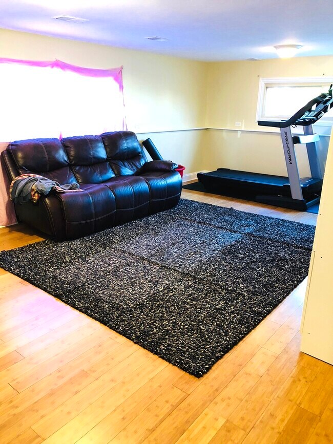 Foto del edificio - 9529 N Kenneth Ave