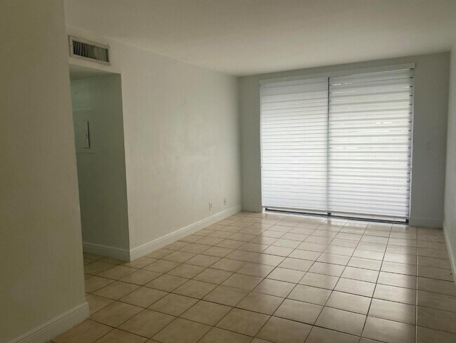 Foto del edificio - 8185 NW 7th St