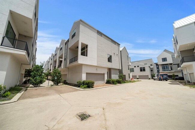 Building Photo - 608 Middle St