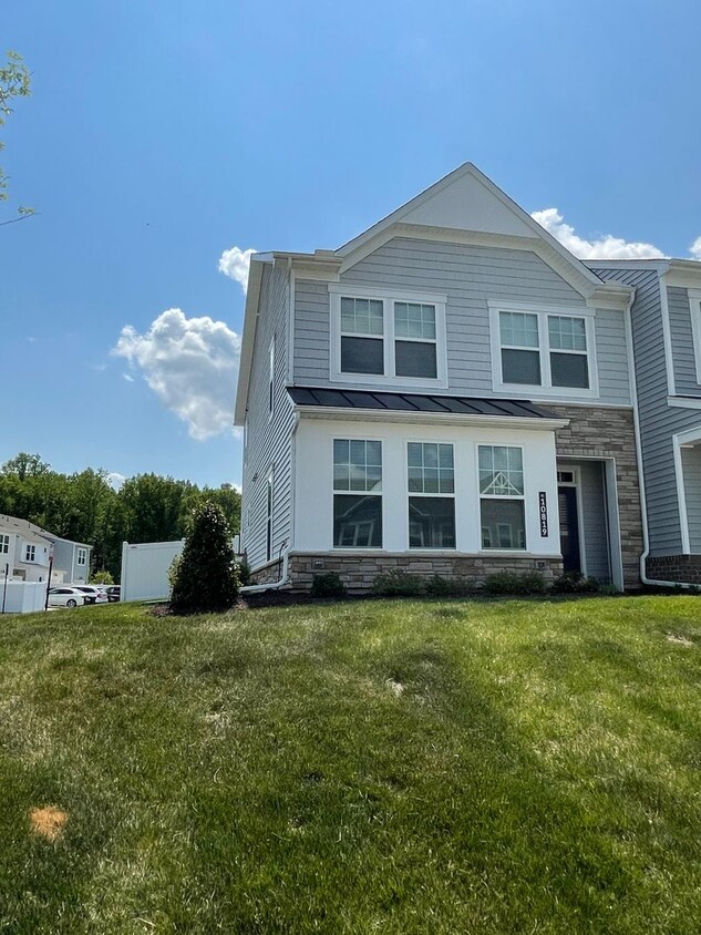 Primary Photo - Stylish Townhome in Award-Winning River Mi...