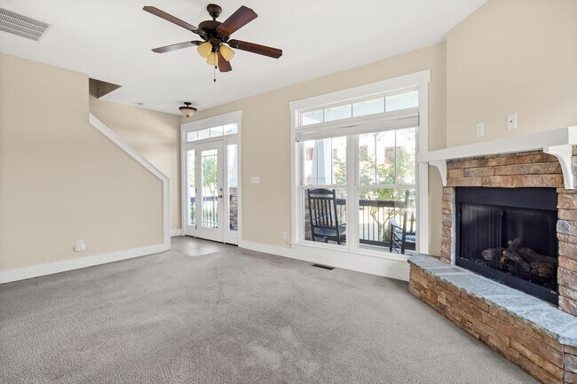 Building Photo - Lovely North Asheville Townhome