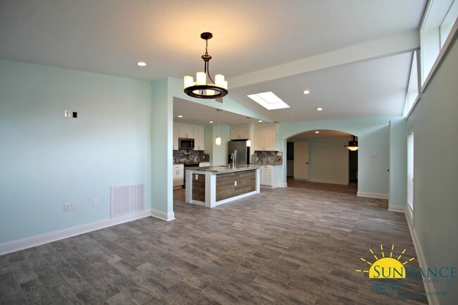 Building Photo - Beautiful Fully Renovated 3 Bedroom Home i...