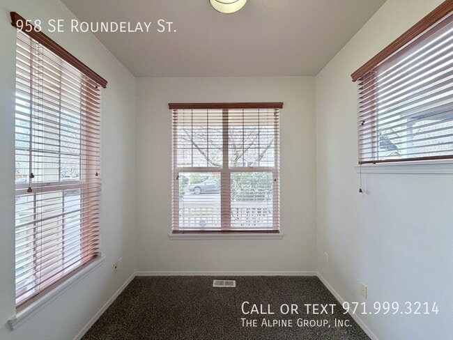 Building Photo - 958 SE Roundelay St