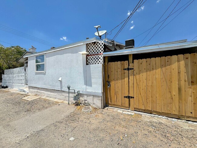 Building Photo - 714 N Luna St