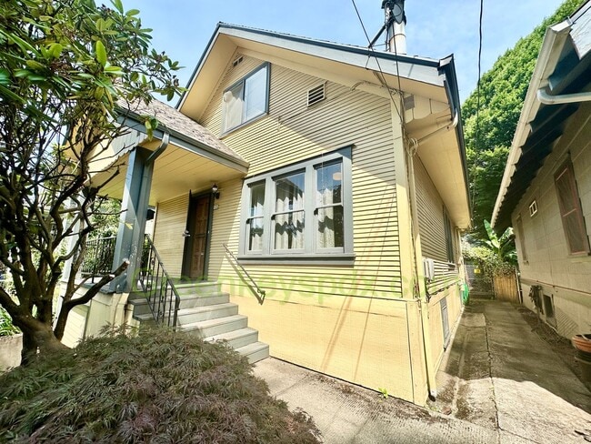 Building Photo - 3-Bedroom, 2-Bathroom House with Attached Garage and Workshop Near Belmont and SE 45th