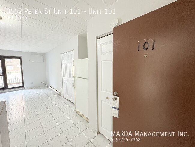 Photo du bâtiment - COZY MAIN FLOOR BACH NEAR U OF W - INCLUSIVE!