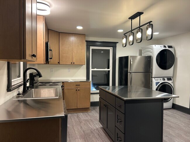 Kitchen - 407 Collicello St