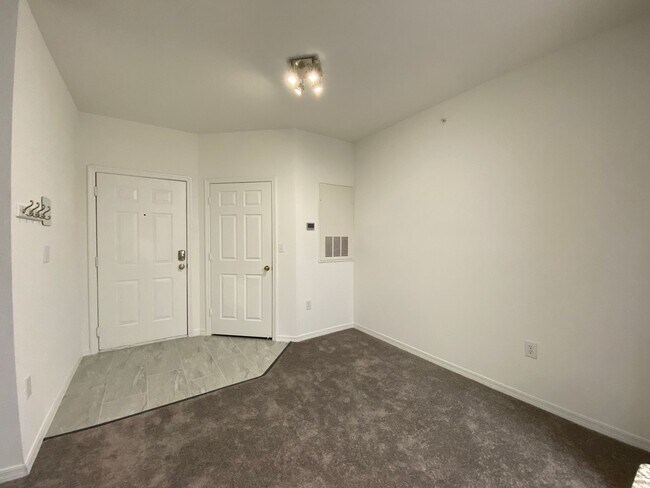 Building Photo - ** FULLY RENOVATED ** Large 1/1 Condo located in Cypress Fairway near Mall at Millenia and Univer...