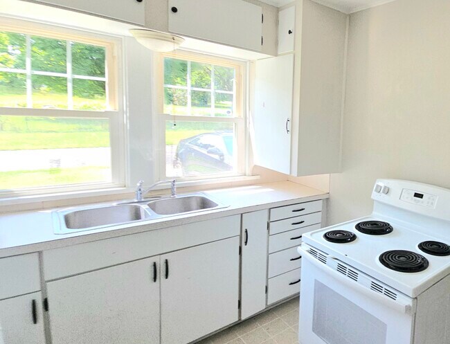 Kitchen - 337 N 32nd St