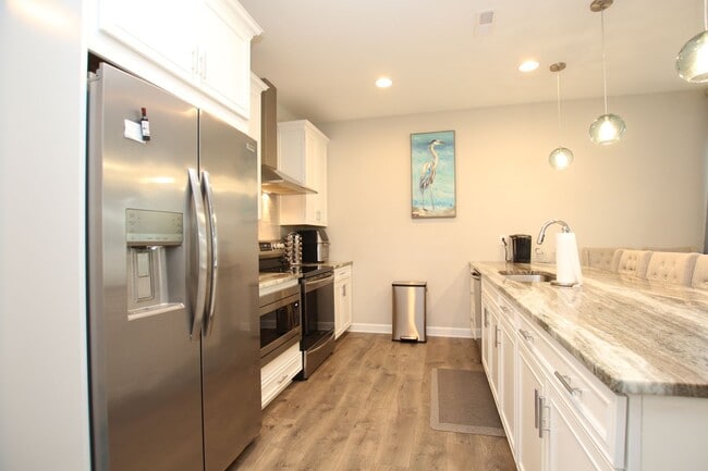 Building Photo - Like New End Unit Townhouse!