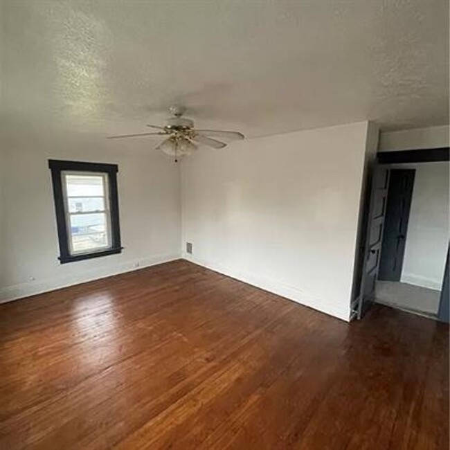 Building Photo - 3 BD/ 2 BA House for Rent in Cleveland!