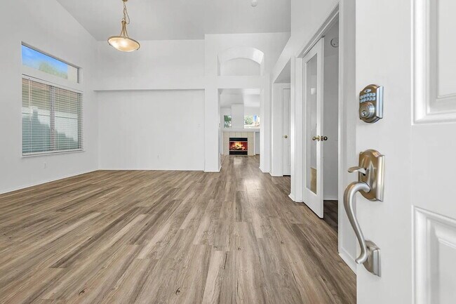Foto del edificio - Spacious 4 Bedroom, 2 Bathroom Home!