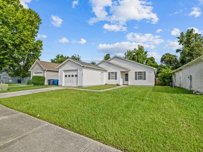Building Photo - 4 Bedroom Minutes from Western!