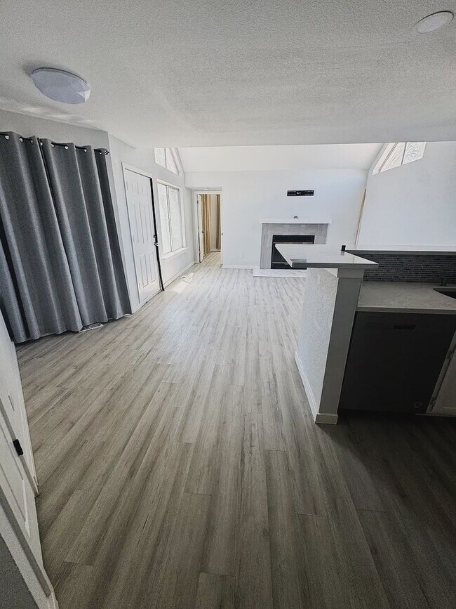 Building Photo - Spacious 3 Bedroom Home with Vaulted Ceilings & Fireplace