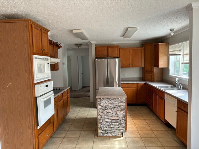 Building Photo - 180 Raintree Dr