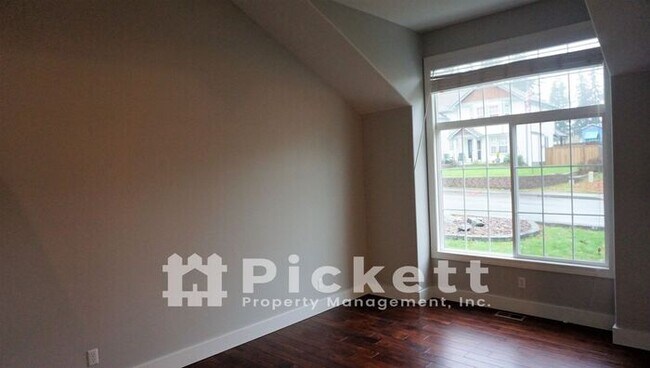 Building Photo - 3 Bedroom Poulsbo Home Within Walking Dist...