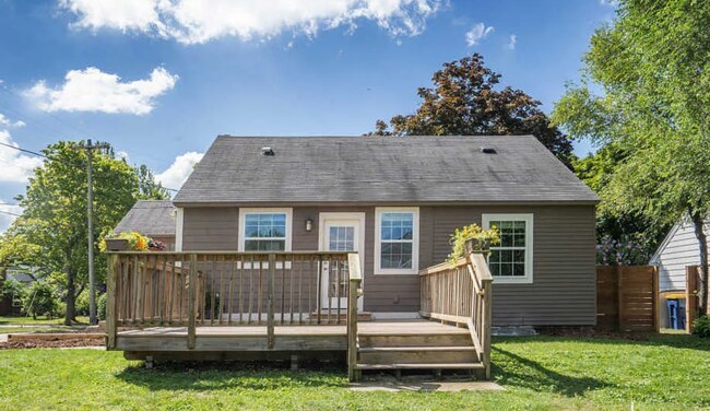 Foto del edificio - East Grand Rapids Gem: 4-Bedroom, 2-Bath U...