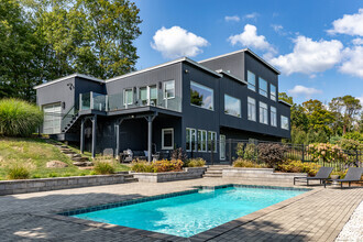 Building Photo - 11 Longview Rd