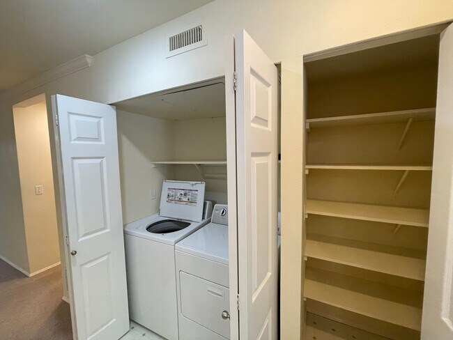 Foto del edificio - Sammamish - 3 BR, 2 BTH ground floor condo...