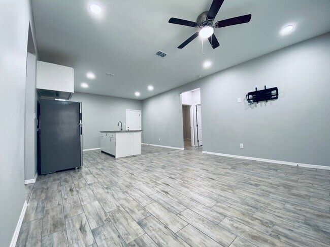 Building Photo - 1404 W Heritage Dr