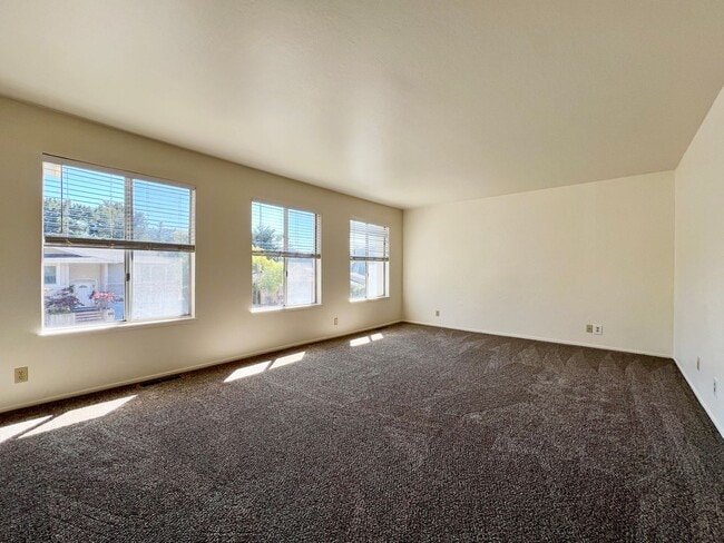 Building Photo - 5 Room, 3 Bath Single-Family Home - BONUS ...