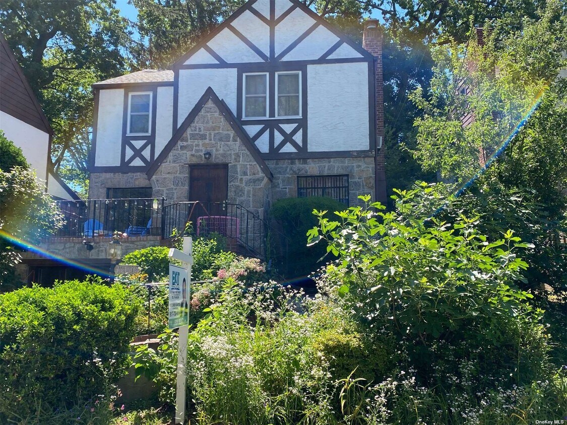 Primary Photo - 181-38 Aberdeen Rd