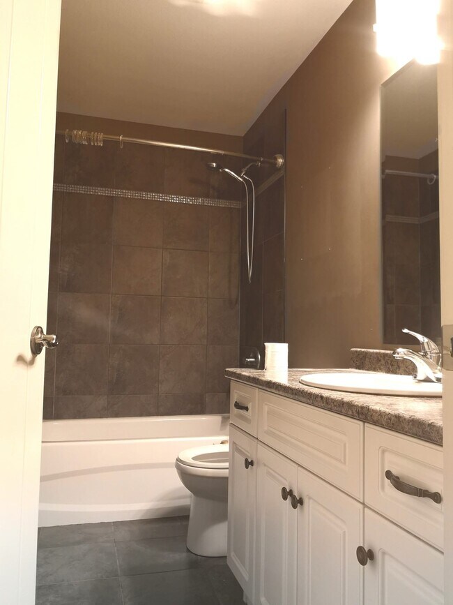 Photo du bâtiment - 7839-78210 210 St