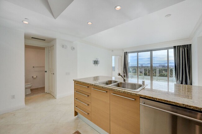 Foto del edificio - Turnberry Towers East 804- Strip/City/Mnt Views from this Stunning 1Bd/1.5Ba Residence