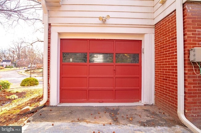 Building Photo - 5810 Greenleaf Rd