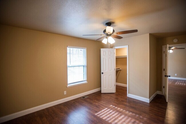 Foto del edificio - 324-328 N Double Springs Rd