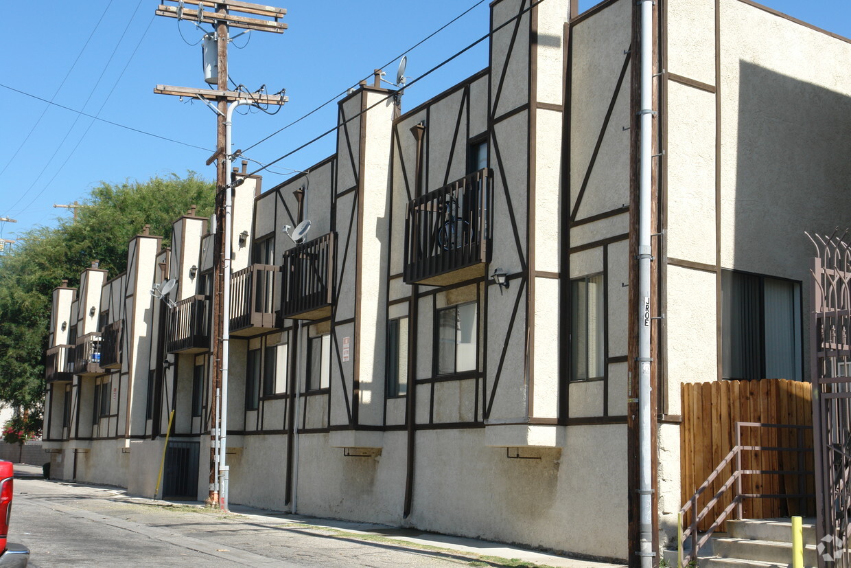 Building Photo - 15050 Moorpark