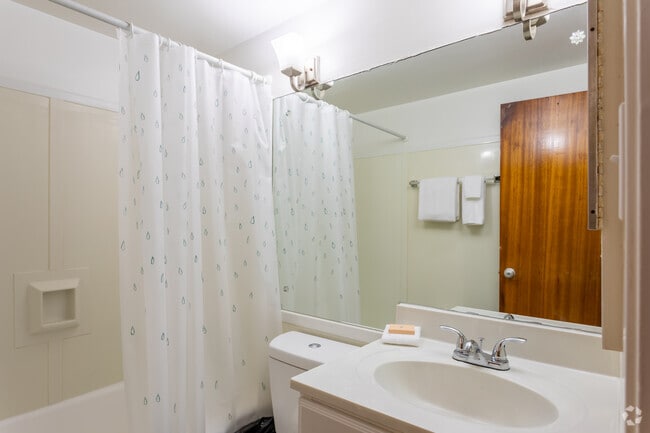 0BR, 1BA - 450SF - The Woodner Apartments