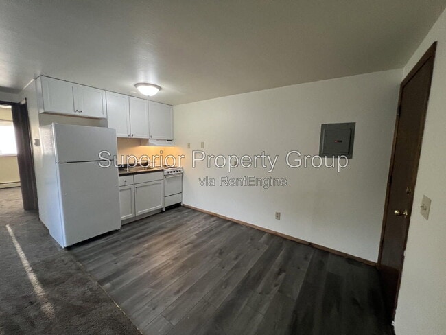 Building Photo - 714 N Oak St