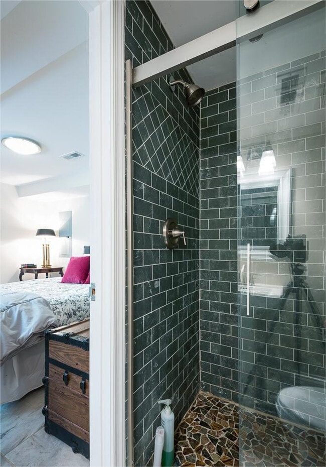 Building Photo - 723 5th St NE