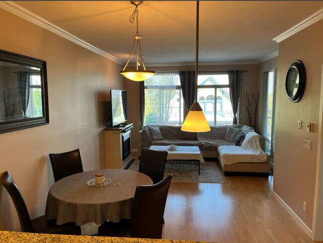 Photo du bâtiment - 15385 101A Av