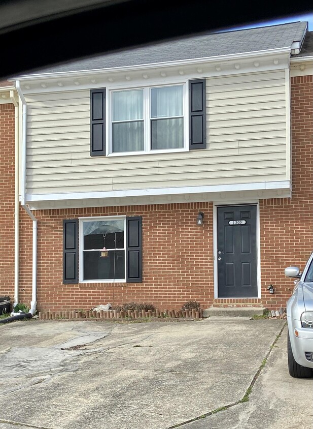 Primary Photo - 1305 Mikie Ct