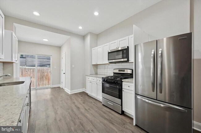 Foto del edificio - 2835 W Montgomery Ave
