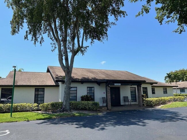 Foto del edificio - 4660 Greentree Pl