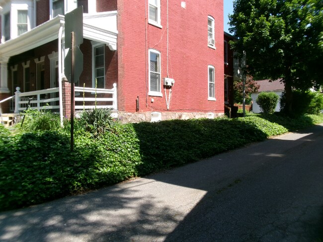 Building Photo - 833 W Walnut St