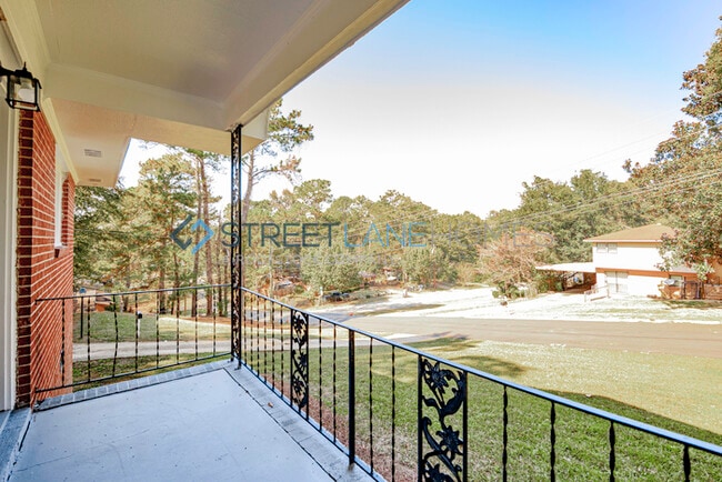 Building Photo - NOW OFFERING $250 OFF FIRST FULL MONTH IF ...