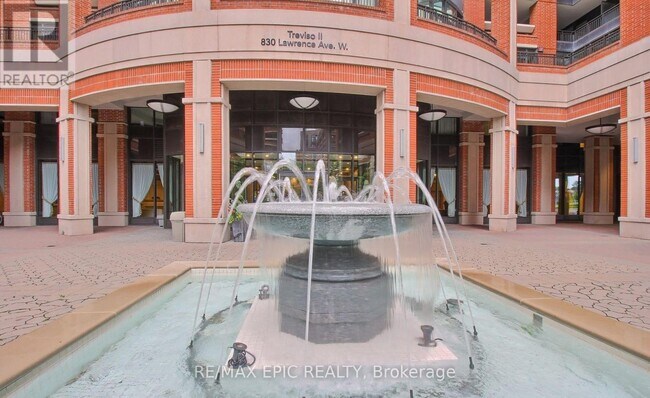 Photo du bâtiment - 830 Lawrence Ave W