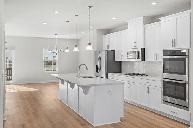 Building Photo - 4 Bedroom Townhouse in 751 South- Availabl...