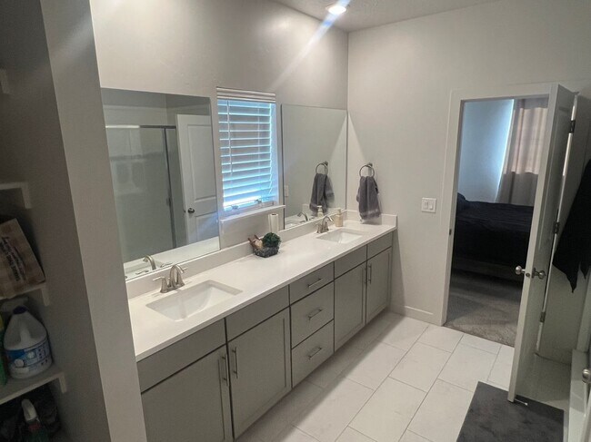 Building Photo - 393 Watercress Dr