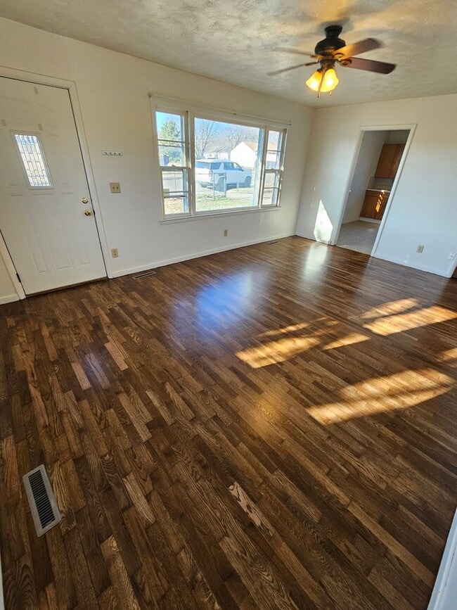 Foto del edificio - Pet Friendly Two Bedroom House