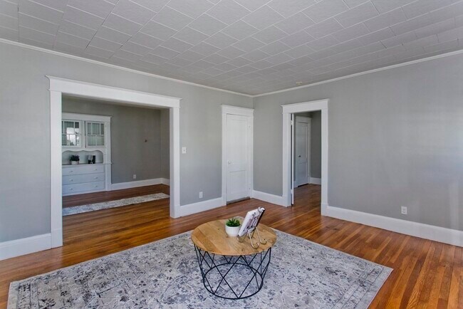 Building Photo - 54 Draper St